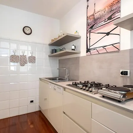 Cavour 9 2b 2b 100mq With Private Garage, In Center Of Rapallo, Wifi, Air Conditioned Apartment